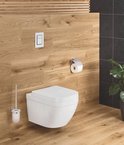 Salle de bain moderne avec WC suspendu, porte-brosse WC et accents en bois.