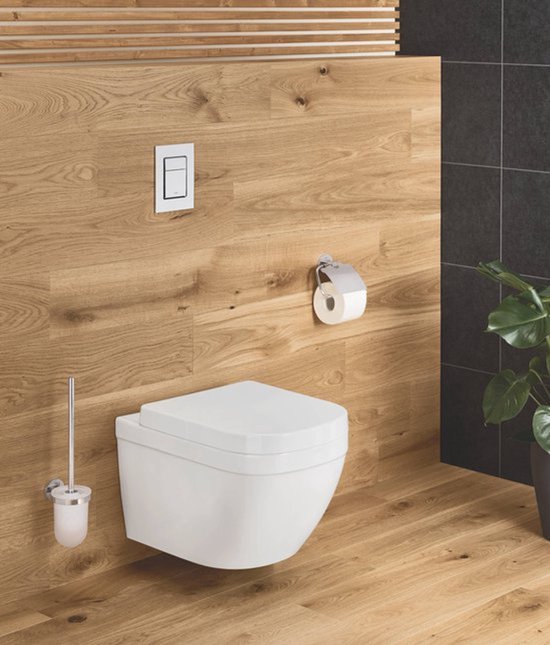 Salle de bain moderne avec WC suspendu, porte-brosse WC et accents en bois.
