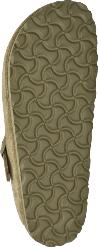 Onderkant van een lichtgroene suède Birkenstock Boston slipper, met cirkelvormig patroon.