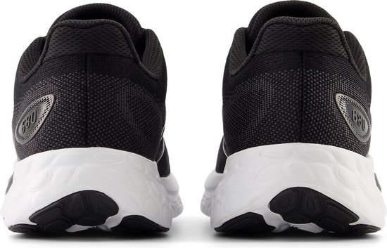 Achterkant van zwarte New Balance sportschoenen met witte zolen en '680' opdruk.