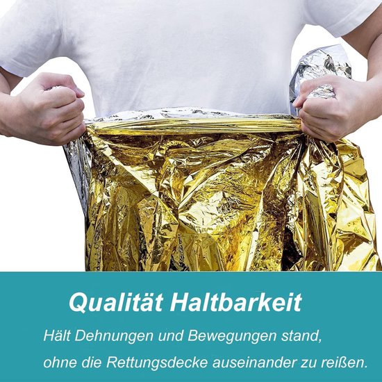 Persoon toont duurzaamheid van gouden nooddeken die rek- en bewegingsbestendig is.