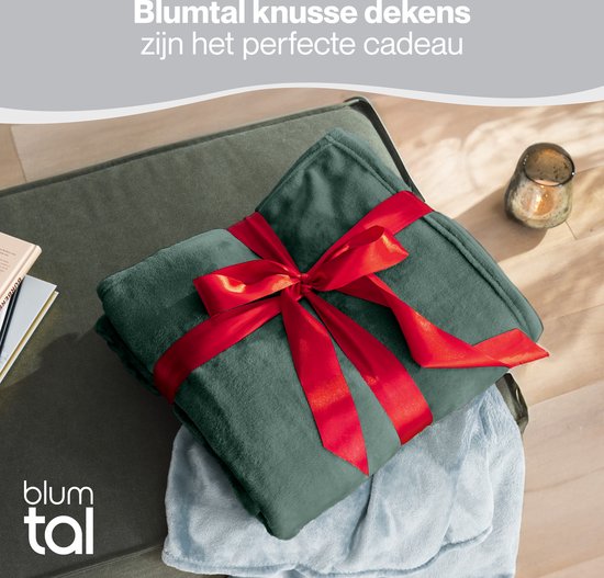 Groene Blumtal fleeceplaid, opgevouwen met een rode strik