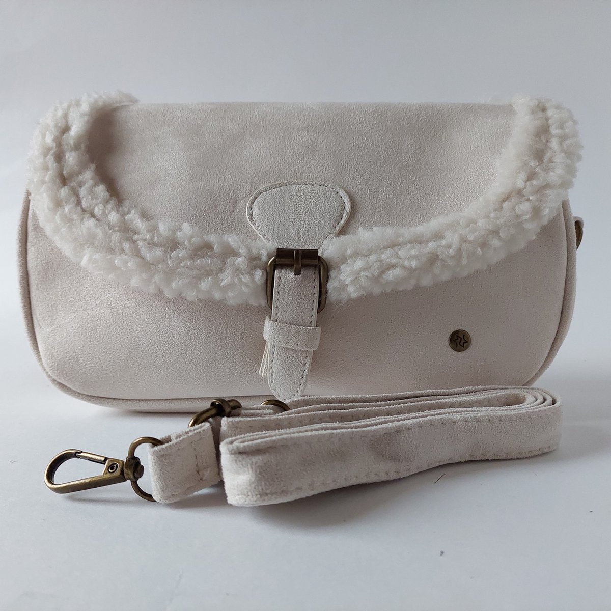 SUEDE LOOK crossbody tas - wit - afgewerkt met TEDDY - soepel - grappig tasje - voor een gespje