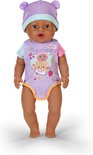 Staande babypop met paarse muts met oortjes en paars-geel-roze rompertje met teddybeerhart.