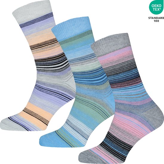 Drie dames sokken met gekleurde strepen in pastel en grijs. Van links naar rechts: crème, blauw en grijs.