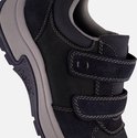 Detail van zwarte Rieker sneaker met klittenband, grijze zool en stiksels.