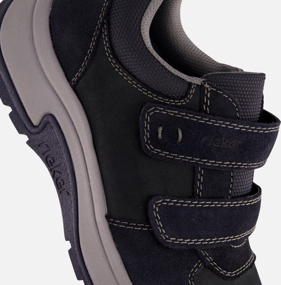Detail van zwarte Rieker sneaker met klittenband, grijze zool en stiksels.