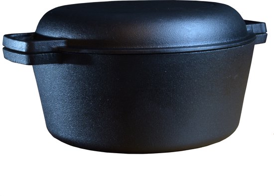 Zwarte gietijzeren pan met deksel en dubbele oren, diameter 26cm.