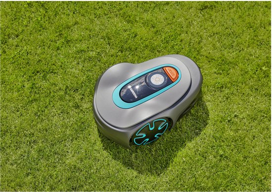 Grijze robotmaaier met turkooizen accenten op een groen gazon.