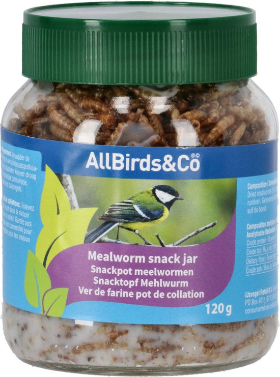 Glazen pot met groene deksel en label "AllBirds&Co". Afbeelding van een koolmees zittend op een tak. Bevat meelwormen en witte substantie.