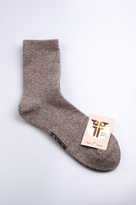 Bruine wollen sok, 100% wol, met het opschrift 'Mongolia'.