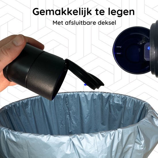 Hand leegt een zwarte auto-asbak in een grijze afvalzak. Deksel is afneembaar.