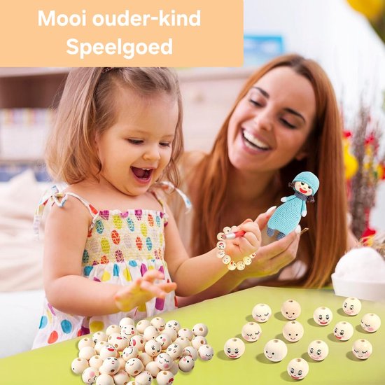 Vrolijke vrouw en kind spelen met houten kralen met gezichtjes.