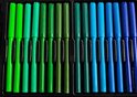 Rij groene en blauwe stiften, met diverse tinten groen en blauw.