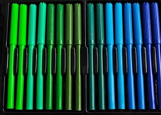 Rij groene en blauwe stiften, met diverse tinten groen en blauw.