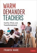 Couverture du livre 'Warm Demander Teachers: Healthy, Whole, and Transformational' par Franita Ware. Un enseignant se tient dans une salle de classe avec un élève qui présente.