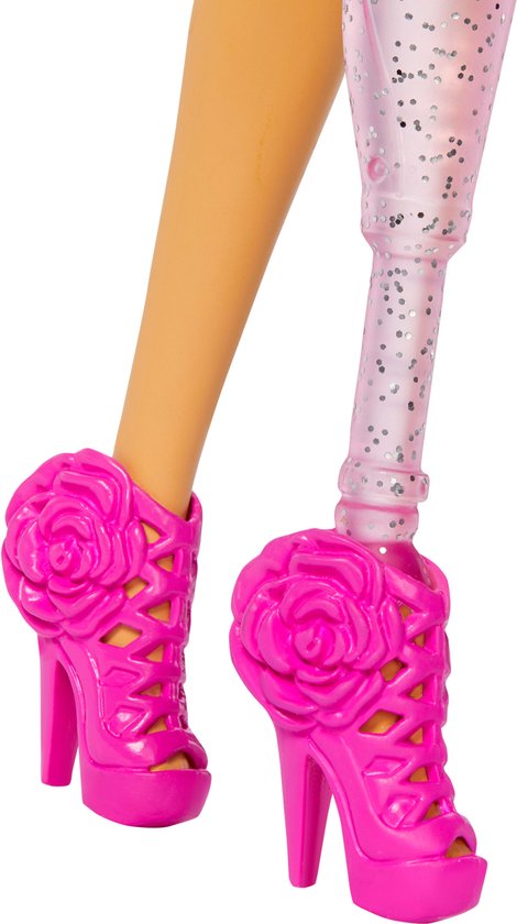 Barbie Luxe Stijl Pop nr. 2 in Barbiecore outfit, zwart haar en fonkelende beenprothese, roze topje en rok met rozetdetails, accessoires, HYV26 Barbie Luxe Stijl Pop nr. 2 in Barbiecore outfit, zwart haar en fonkelende beenprothese, roze topje en rok met rozetdetails, accessoires, HYV26