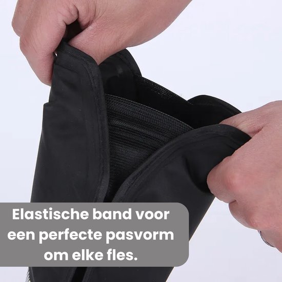 Handen tonen de elastische band van de zwarte wijnkoeler voor een perfecte pasvorm.