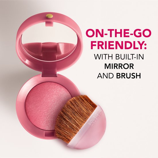 Lichtroze blush in rond doosje met spiegel en kwastje. "On-the-go friendly: with built-in mirror and brush".
