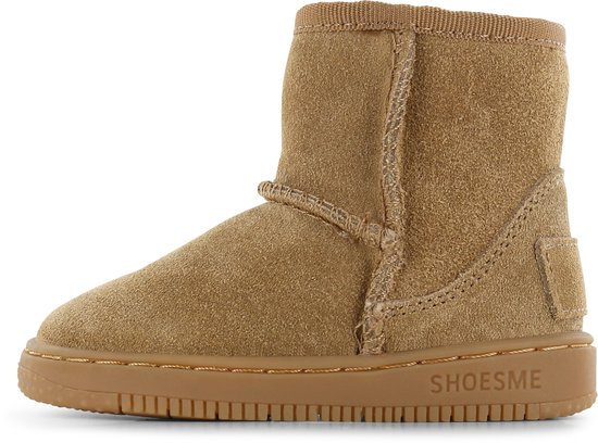 Bruin suède laarsje met crème stiksels, crème boord en de tekst SHOESME op de zool.