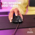 Hand op een zwarte gamingmuis met honingraatpatroon, rode LED-rand en scrollwiel