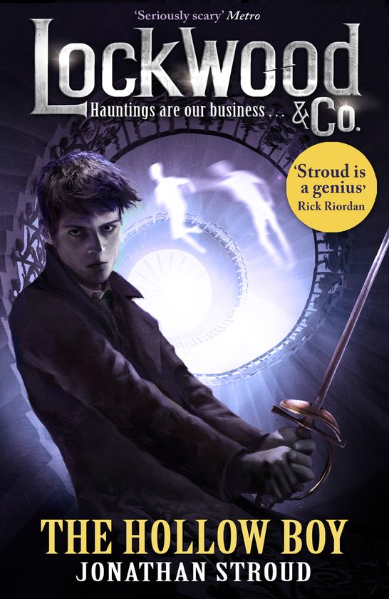 Boekomslag 'The Hollow Boy' van Jonathan Stroud. Een jongeman met een zwaard, spookachtige figuren en een spiraaltrap.