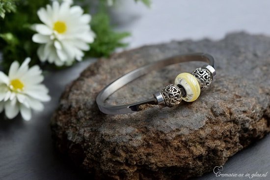 Urn-Gedenk Dames Armband rvs zilver Bangle maat M (dia 59mm)- Crematie-as Glas Bedel Metallic Goud én 2x 925 Hart Bedels - 2 rvs Stoppers- Armband Voor Dames-Herinneringssieraad-Assieraad-As verwerking in glas-Herdenkingssieraad