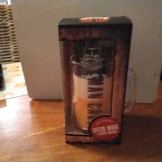 Man Cave cadeauset met bierglas in verpakking met opdruk van bebaarde man, tekst Beer Mug + Body Wash.