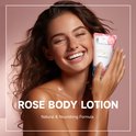 Model met bruin golvend haar en een roze jurk, houdt een roze fles Body Lotion met rozenprint vast. Zachte belichting.
