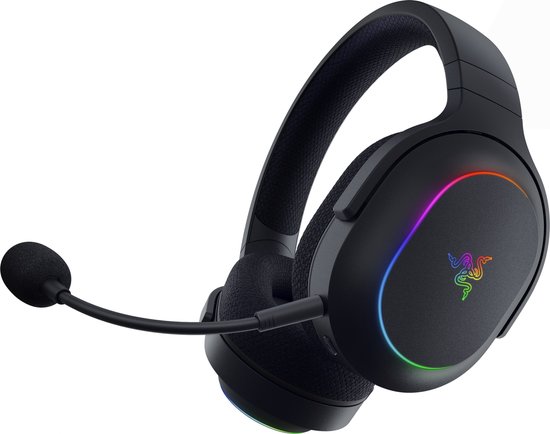 Zwarte Razer gaming headset met gloeiende RGB-randen en microfoon, gedraaid.