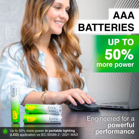 Vrouw aan het werk met computer, naast twee GP Extra AAA batterijen in groen en wit. Tekst 'AAA BATTERIJEN UP TO 50% more power'.