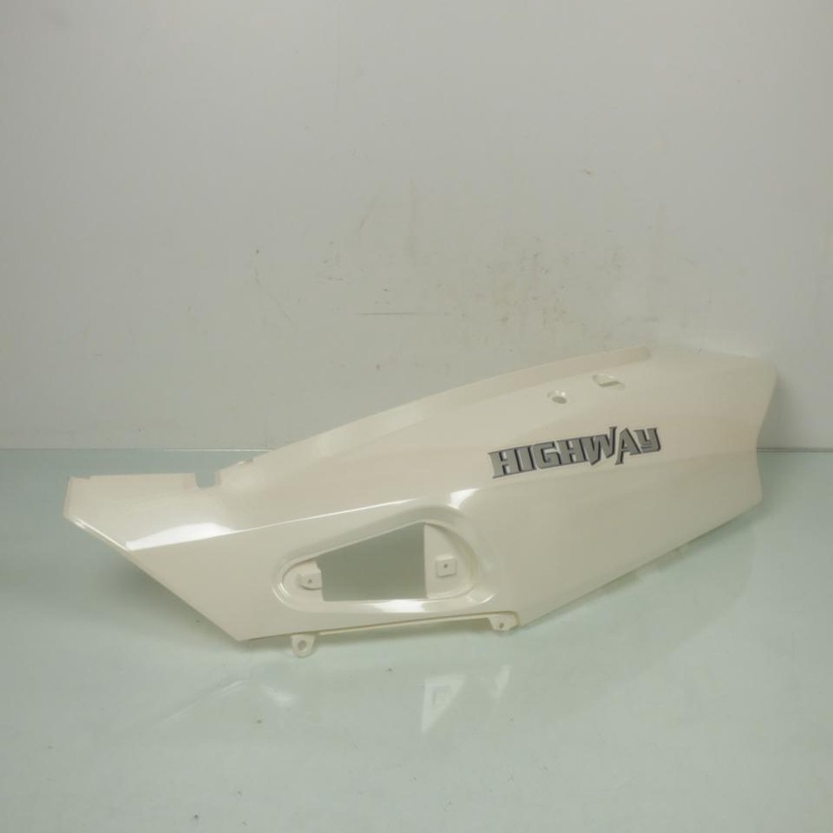Coque arrière gauche origine pour Scooter Chinois 125 YY125T-12 TM00-070100006 blanc Neuf