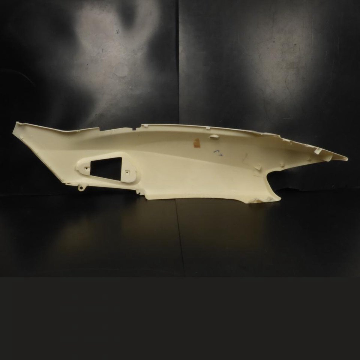Coque arrière droite origine pour Scooter Chinois 125 YY125T-12 TM00-070100007 blanc Neuf
