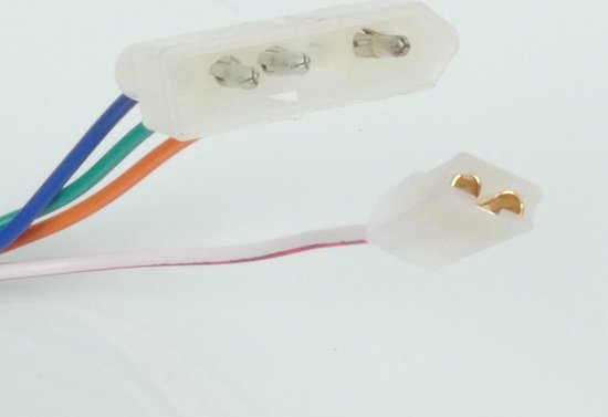 Witte plastic elektrische connectoren met blauwe, groene, oranje en wit-rode bedrading.
