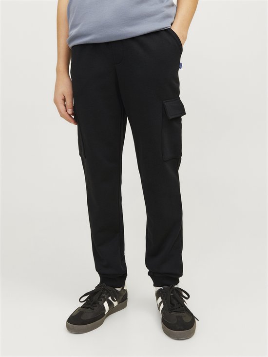 Zwarte joggingbroek met cargozakken op de zijkant, gedragen door een jongen.