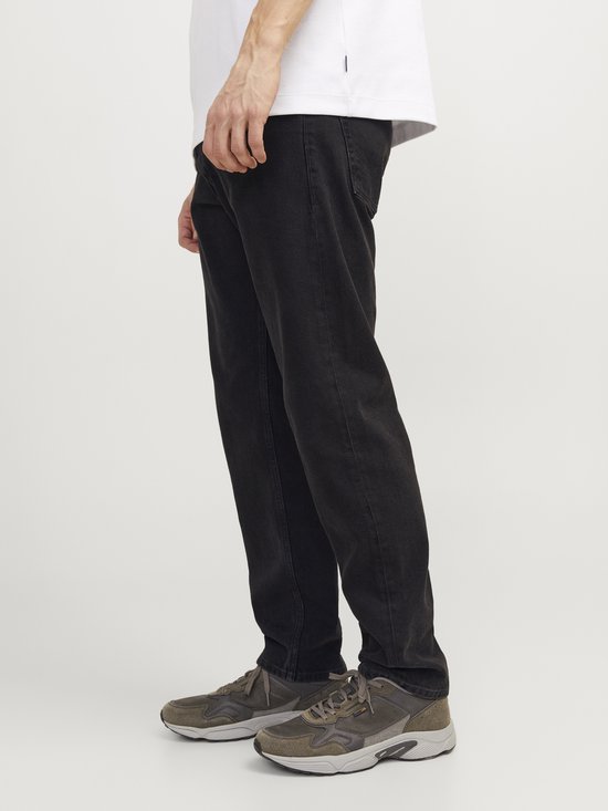 Zwarte jeans, zijaanzicht, rechte pijpen.
