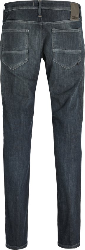 Achterkant van een donkerblauwe Jack & Jones jeans met label en zakken.