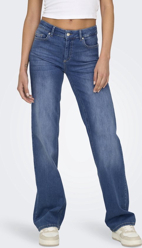 Model van voren gezien in een middelhoge jeans met rechte pijpen in medium denim.