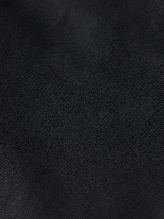 Gedetailleerde textuur van zwarte chino stof met zichtbare weving.