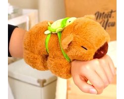 foto van Klikkopers® - Capybara Knuffel - Gordijnhouderring - Armbanden Speelgoed - Polsbandjes - Capybara met Rugzak Pluche Knuffel - Capibara Rugtas Knuffels - 18CM