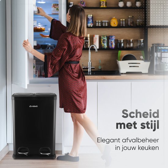 Vrouw in rode kimono bij een zwarte prullenbak met twee pedalen in een moderne keuken.