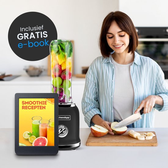 Een glimlachende vrouw snijdt fruit in een keuken naast een KitchenApp blender met een volle beker. E-book met recepten op de voorgrond.