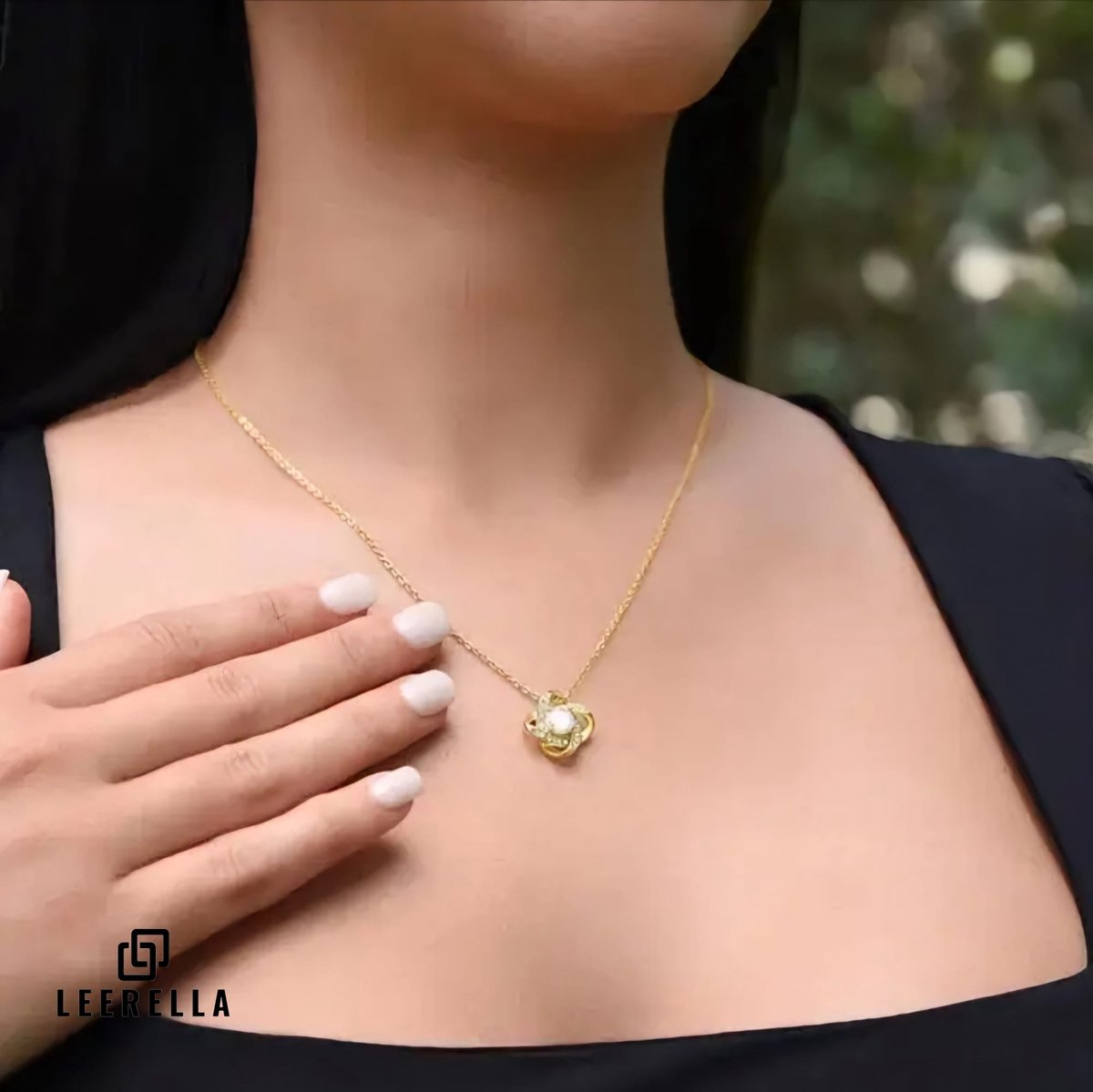 Leerella Luxe Gedraaide Halsketting met Stralende Zirkonia Steentjes - Goudkleur, Hoogwaardig Roestvrijstaal, Inclusief Luxe Leerella Geschenkdoos Moederdag, Valentijnsdag en Verjaardag Cadeau