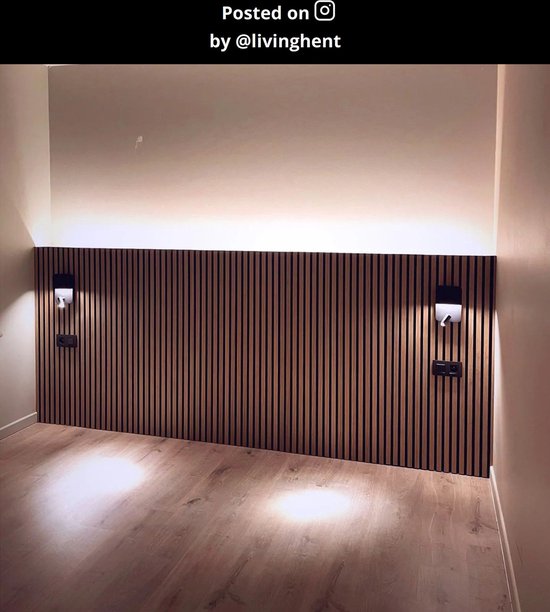 Twee zwarte wandlampen aan een houten lambrisering, die sfeervol licht werpen op de muur en vloer.