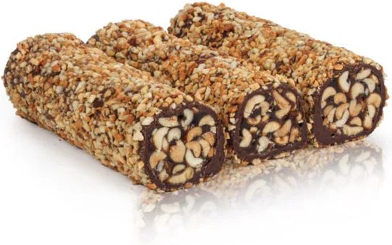 Drie rolletjes gevuld met noten en omhuld met chocolade en gehakte noten.