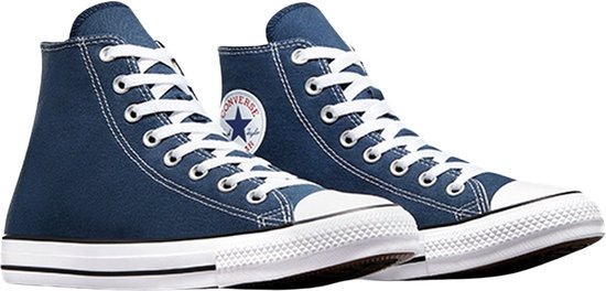 Paar donkerblauwe Converse All Star hoge sneakers met witte veters.