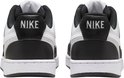 Bovenkant van een paar witte en zwarte Nike Court Vision Low sneakers, met de "NIKE" logo's op de tongen en de hielen.