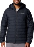Man met gesloten zwarte Columbia jas met capuchon, Columbia logo op borst.