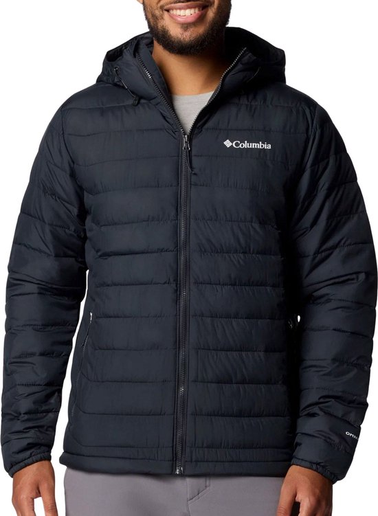 Man met gesloten zwarte Columbia jas met capuchon, Columbia logo op borst.