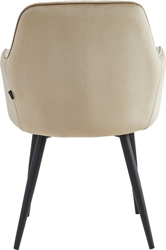 Vue arrière d'une chaise de salle à manger en velours beige avec accoudoirs, côtes verticales et pieds noirs.